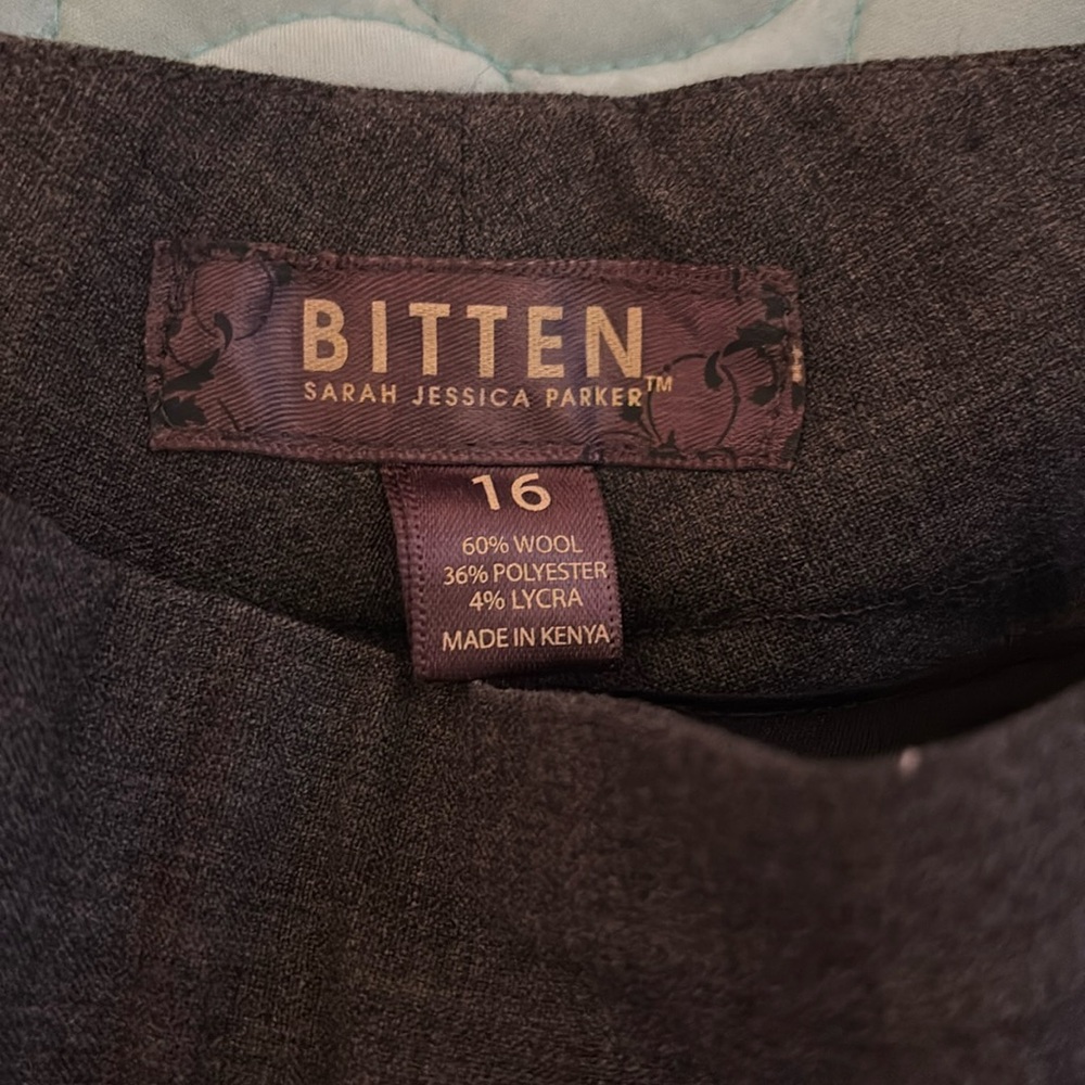 Dark grey trousers with 2 side and 2 back pockets